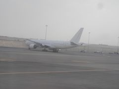 埃っぽいカイロ空港に無事到着しました。
謎の真っ白い飛行機が･･･