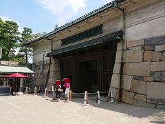  名古屋城の正門から入場します。