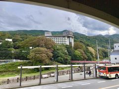 20分程で箱根湯本駅に到着。
本日の宿、湯本富士屋ホテルさんはホームから見えるあの建物です。

