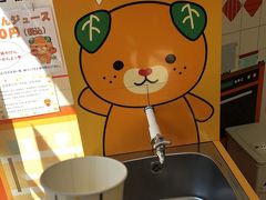 松山空港にもありました「みかんジュースがでる蛇口」！

空港は1杯350円と少し高かったですが、松山市内の物産館では100円！