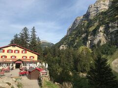 思ったより歩きにくく疲れたので

湖畔のレストラン「Berggasthaus Seealpsee」で休憩