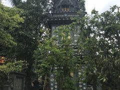 次は覚林寺。
1744年建造の、ホーチミンでは最古の仏教寺です。
歴代のお坊さんのお墓があります。