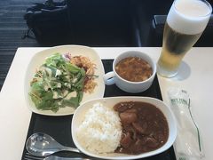 事情があって、成田空港には出発4時間前に到着。
ここで昼食をいただきます。
ラウンジで食事と言えばカレー。そしてビール。