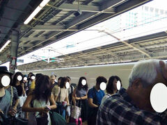 お盆真っただ中の東京駅は、マラソンランナーの練習にはうってつけの低酸素の環境が整っておりました。指定席はとれるはずもなく、２時間半立ちっぱで新大阪駅に到着。
