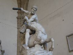 シニョーリア広場まで戻ってきました。
フィレンツェに飾ってある像って、どれも何気に暴力的ですよね？