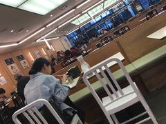 高速ターミナル駅に着いたら「8番出口」へ向かいながら「ホナムソン（湖南線）」の看板を目指して歩くと、バスターミナルに到着。朝でもバスに乗る人々で賑わっている。この並びにある「ベテランカルグクス」で朝食。