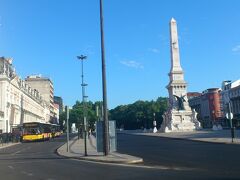 レスタウラドーレス広場にやってきました。オベリスクがシンボルの広場です。
目指すは鉄道のロシオ駅ですが、メトロで行くときは、レスタウラドーレス駅が近いのです。