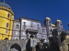 ペーナ宮殿に着きました。
カラフルな外観、不思議な形。