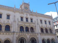 美術館のようなオシャレな駅舎のロシオ駅。