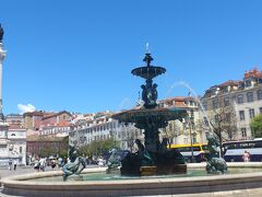 ペドロ４世像と噴水が目印の、ロシオ広場。
