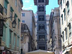 リスボンの一風変わった観光スポット「サンタ ジュスタのエレベーター」。
実際に稼働しているリフトで、二つの地区を結んでいるとか。
並んでいたので乗れませんでしたが、見晴らしも良いみたいです。