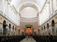 アパート近くの聖母教会によってみます。