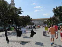 広場にあった抗議の黒い旗

地元の銀行に対して抗議中のようです。

市庁舎から500ｍぐらいある広場で
途中からリベルダーデ広場に名前が変わるようです。

