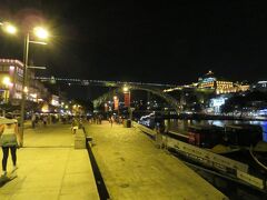 夜のドン ルイス１世橋

夜はこの夜景を見に沢山の人がこのエリアに集まってきてました。