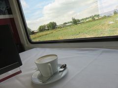 食堂車でコーヒー