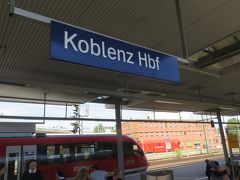 BONNから30分程度でKOBLENZ HBFに到着!!

というわけでかつては街を散策しましたが

今回は乗り換えのため下車しました。

ホーム移動のためエレベータを利用したら

メチャクチャ狭い空間に現地在住の日本人母・娘・孫の3人組と私という

タイミング。

よくまあこんなKOBLENZの

こんなエレベーターの狭い中で偶然ね～みたいな話になりました!!

