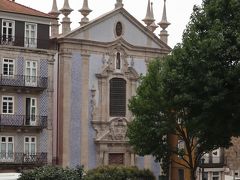 エンリケ航海王子広場の前にも、ファサード全体がアズレージョで覆われた教会がありました。「パロキアル・デ・サン・ニコラス教会」というそうです。
前面のアズレージョは、1861年に貼られたそうです。この教会のアズレージョは絵柄になっているのではなく、いわゆるタイルでした。
屋根の上の6本の尖塔がユニークですよね。小人さんが立っているようにも見えます。