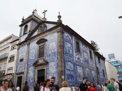 ホテル近くに戻ってきました。
こちらはホテルからサンタ・カタリーニャ通りをまっすぐ歩いて７～8分のところにある「アルマス礼拝堂」。ポルトに到着して最初に目に飛び込んできた教会です。
ホテルから近いし、またゆっくり来ようと思っていたのに、結局最終日の最後になってしまいました。
教会を覆っているアズレージョは、なんと15947枚、360mに及ぶそうで、聖フランチェスコと聖カタリーナの一生涯が描かれています。