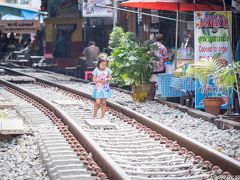 メークローン鉄道市場(タラード・ロム・フッブ)