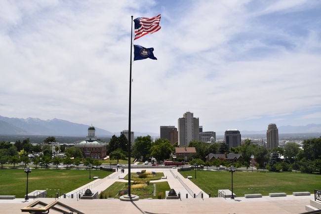 議事堂正面からソルトレイクシティの街を<br />望みます。<br /><br />ソルトレイクシティはユタ州の州都。<br />1847年にモルモン教会がグレートソルトレイク（大塩湖）<br />の南東の砂漠に築いた宗教都市です。<br />モルモン教の本部があります。<br /><br />ゴールドラッシュの中継地点で駅馬車や大陸横断鉄道の<br />要所として発展しました。<br /><br />スキーリゾートの中心地でもあり、2002年には冬季オリンピック<br />が開催されています。