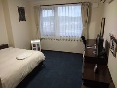 今夜のホテル。
部屋も広いし、駐車場も広いし、部屋の設備も申し分なくパーフェクト。
大浴場もあります。