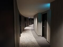 大阪市内での仕事も終わり、18時30分過ぎにホテルにチェックインしました。
ホテルの建物が円を描いているので、廊下も曲がっています。(なので、部屋も曲がっています。)