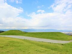 続いて、すぐ隣にある八代ふるさと公園へ。
岡古墳は甲府盆地を望む絶好のロケーションに位置しています。