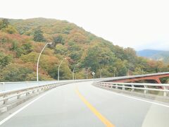 西沢渓谷に架かる橋を越えると、雁坂峠はもうすぐ。