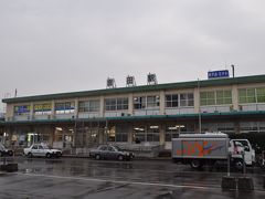 　再び吉田駅です。
　弥彦駅から越後線経由直江津駅までの片道きっぷで乗ったので、本来なら途中下車できませんが、乗り換え時間が少しあったので駅員さんに断って、外に出ました。
　でも、駅の周りにはなぜか塾とかばかりあって、お店は見あたりませんでした。