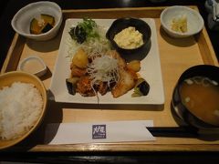 デパートでショッピングした後、3時頃に大戸屋で遅めのお昼ご飯にします。お腹が空いていたので、がっつり食べました。このころは海外でも日本食をよく食べていました。