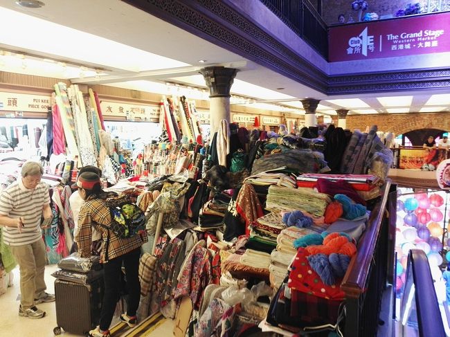 多くのお店はこんな感じの布地屋さん……😓💦💦💦<br /><br /><br /><br /><br /><br />無造作に様々な布地が陳列されてます……😒<br /><br /><br /><br /><br />店員さんも見るからに旅行者のあたしには興味もないらしく……普通に無視してくれるんでありがたいんですがぁ……🙆<br /><br /><br /><br /><br /><br />旅行者には何も魅力のないショッピングモールですわ……😞<br /><br /><br /><br /><br /><br /><br /><br /><br />