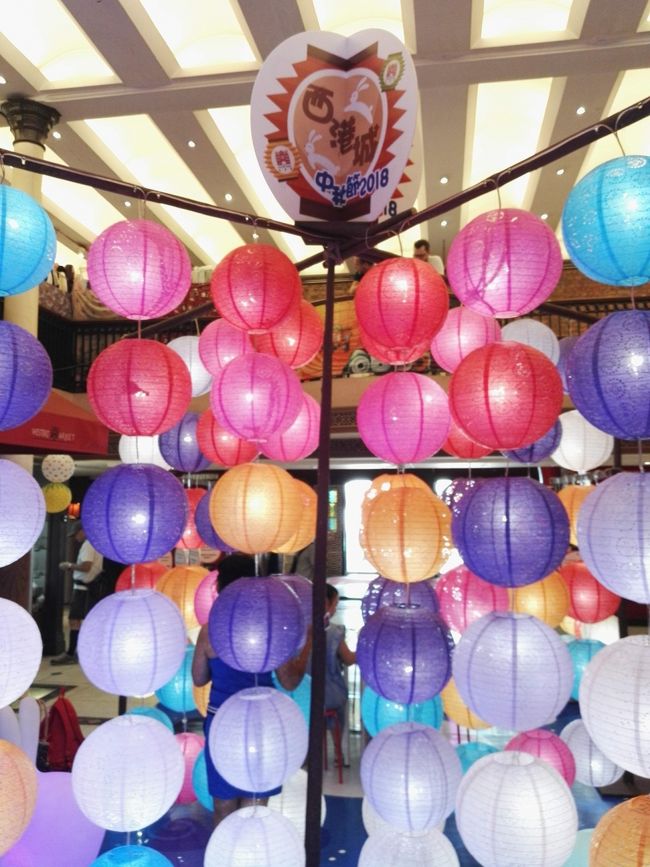 とりあえず提灯🏮でも撮っておきますか……😅<br /><br /><br /><br /><br /><br />ちょいと調べると……🔍<br /><br /><br /><br /><br />こちらの「西港城」(ウエスタンマーケット)はイギリス統治時代の歴史ある建物らしく……1906年に建造されたものらしいですぅ🎵<br /><br /><br /><br />でも香港ではそれなりに有名なガッカリスポットらしいですわっ……😱💦💦💦<br /><br /><br /><br /><br /><br />