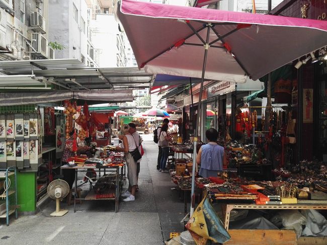 到着しましたぁ……香港の「キャットストリート」……😓💦💦💦<br /><br /><br /><br /><br /><br /><br />お洒落とは無縁のテント屋台が並んでますぅ……😓💦💦💦<br /><br /><br /><br /><br />