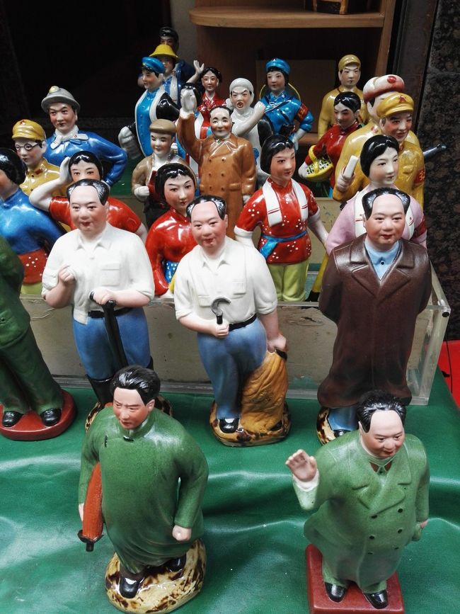 毛沢東さんかしら……❓<br /><br /><br /><br /><br /><br />そして誰だか分からない人々のお人形……😓<br /><br /><br /><br /><br /><br /><br /><br /><br />その他にも……どこで拾ってきたのか分からない部品やら……昔なつかしの飯島愛のトランプやら……😅💦💦💦<br /><br /><br /><br /><br /><br />言うなれば……泥棒市みたいな感じのストリートですね🎵<br /><br /><br /><br /><br /><br />アンティーク好きな方やキッチュな小物とかがお好きな方ならきっと楽しめるストリートじゃないかと思いますぅ👍<br /><br /><br /><br /><br /><br />