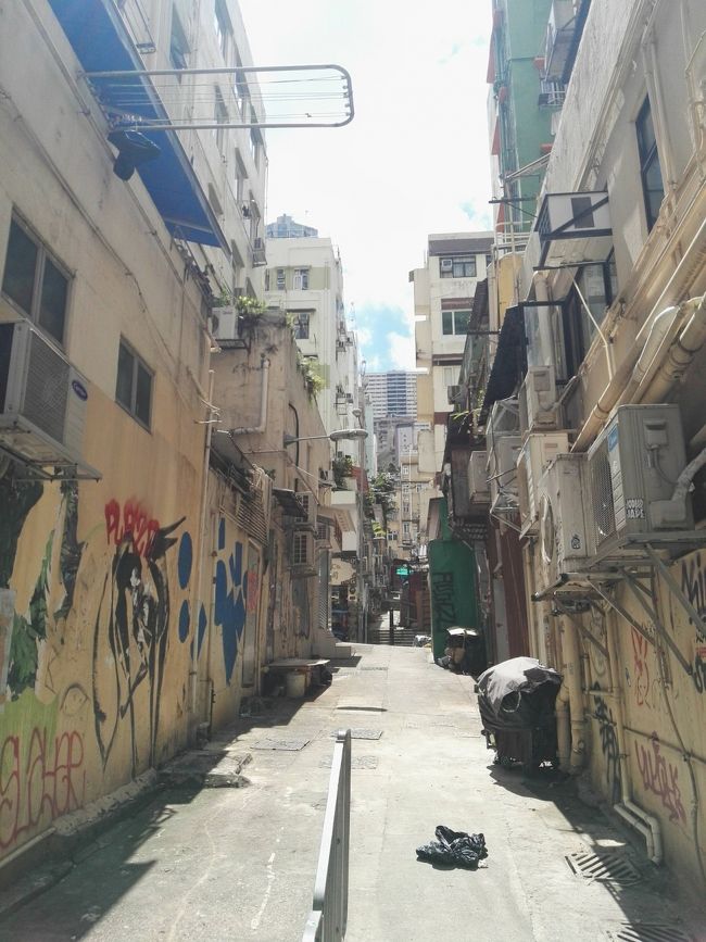 香港の「キャットストリート」で１つもお洒落なものが買えなかった裏原宿出身のストリート系のオキャマ……😅<br /><br /><br /><br /><br /><br /><br />周辺の街並みを見ながら徘徊しますぅ……🚶🚶🚶<br /><br /><br /><br /><br /><br />こういう風景……好きだわぁ✨<br /><br /><br /><br /><br />