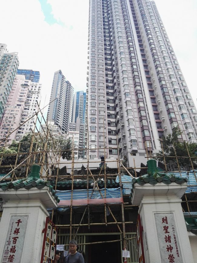 「文武廟」(マンモーテンプル)のすぐ上には高層マンションが……🏢🏢🏢<br /><br /><br /><br /><br /><br /><br />日本のお寺ではなかなか見られない風景ですわ🎵<br /><br /><br /><br /><br /><br />