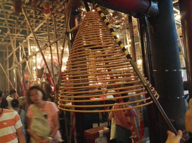 中に入るとお線香の煙でむせる……😵<br /><br /><br /><br /><br /><br />皆さんデッカイお線香に火をつけてお祈りされてますぅ……<br /><br /><br /><br /><br />長居すると燻されそうな雰囲気ですわ……😅💦💦💦<br /><br /><br /><br /><br />