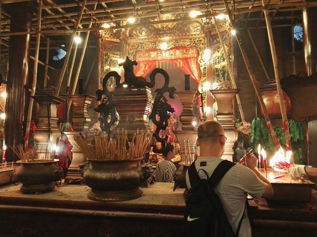 何の神様か分からないまま……あたしも見よう見まねでお祈りしますぅ……<br /><br /><br /><br /><br /><br /><br />煙いわ……😅<br /><br /><br /><br /><br /><br />