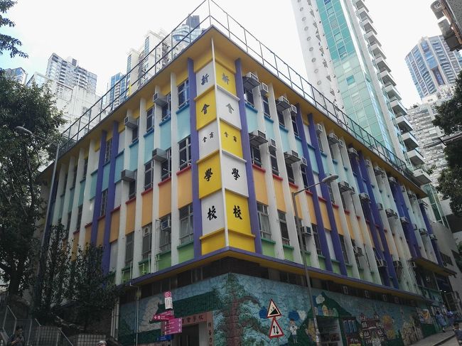 「文武廟」の近くにはこんなカラフルな小学校もあって……<br /><br /><br /><br /><br /><br />土地が無いからグランドは屋上にあるみたい🎵<br /><br /><br /><br /><br /><br /><br />