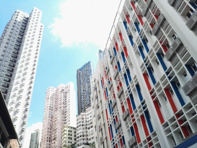 色んなデザインのビルやマンションがあって……見て歩いてるだけでも結構楽しいですわ🎵<br /><br /><br /><br /><br /><br /><br />蒸し暑いけどぉ……😵💦💦💦<br /><br /><br /><br /><br /><br />