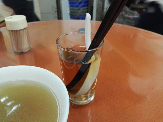 適当に選んで食べ物が来るのを待ちますよ🎵<br /><br /><br /><br /><br /><br /><br />スープと熱いお茶が運ばれ……<br /><br /><br /><br /><br /><br />周りを見ると……👀<br /><br />コップの熱いお茶にレンゲとお箸を入れて待つのが香港流みたい🎵<br /><br />お茶でレンゲとお箸を消毒する感じかしらぁ……🙆<br /><br /><br /><br />あたしも見習って、レンゲとお箸を突っ込んで消毒消毒❗<br /><br /><br /><br /><br />