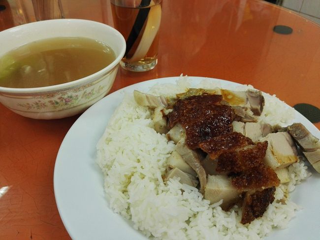 やって来ましたぁ❗<br /><br /><br /><br /><br /><br />よく分からないけどぉ……とりあえずご飯と肉ですぅ🎵<br /><br /><br /><br /><br />普通に美味しいご飯と肉❗<br /><br /><br /><br /><br />そして……レンゲとお箸を突っ込んでたお茶……🍵<br /><br />あたしゃ普通に飲んでしまってましたぁ～……😱💦💦💦<br /><br /><br /><br /><br /><br />本当は足元に用意されてるバケツに捨てて……新たに綺麗なお茶を入れて飲むようでしたぁ……😅💦💦💦<br /><br /><br /><br /><br /><br /><br />気にしない❗気にしない❗<br /><br />死にはせんっ❗<br /><br /><br /><br /><br /><br />