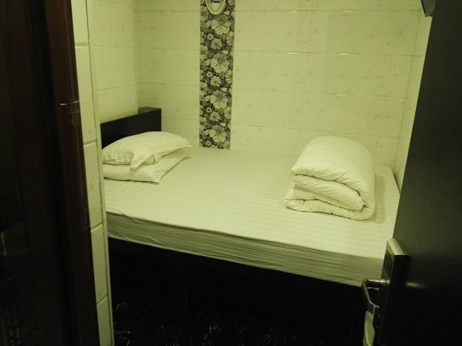 ハイ❗<br /><br /><br /><br />上環(ションワン)から一旦お宿に戻ってきましたぁ🎵<br /><br /><br /><br /><br /><br />ランチをお腹一杯食べたらぁ～……ウ●コしたくなってねぇ……💩💩💩<br /><br /><br /><br /><br />皆さんもご存じの通り(❓)……あたしって意外と神経質の潔癖症なもんで……😅<br /><br /><br />街中のおトイレは極力使いたくない派なのですぅ😃<br /><br /><br /><br /><br /><br />ってことで……ウ●コしに一旦お宿に戻ったわけで……😅💦💦💦<br /><br /><br /><br /><br /><br /><br /><br /><br />「脱糞すれば目の皮たるむ……」で、ついでに涼しいお部屋でお昼寝タイムよぉ～……😪💤💤<br /><br /><br /><br /><br />弾丸旅行でもお昼寝は欠かせないオキャマですぅ😃<br /><br /><br /><br /><br /><br />