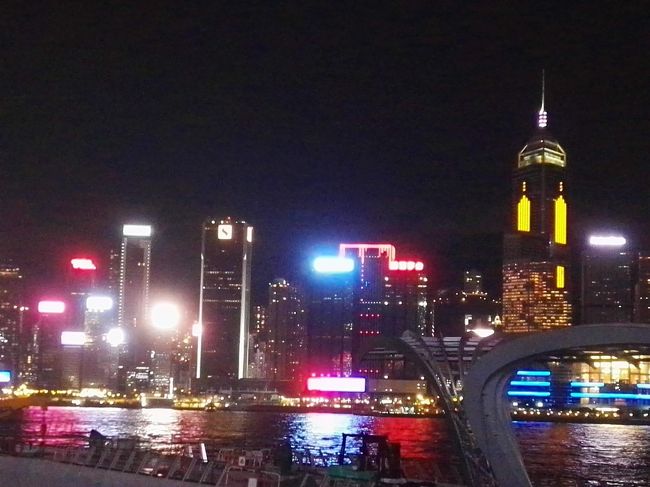 尖沙咀(サムサーチョイ)側から香港島の夜景を眺めますぅ……🌃🌉✨<br /><br /><br /><br /><br /><br /><br />確か毎日20時から「シンフォニーオブライツ」という光のショーがあるはずよ❗<br /><br /><br /><br />ついでに見ましょうね🎵タダだからぁ😃✌<br /><br /><br /><br /><br /><br />