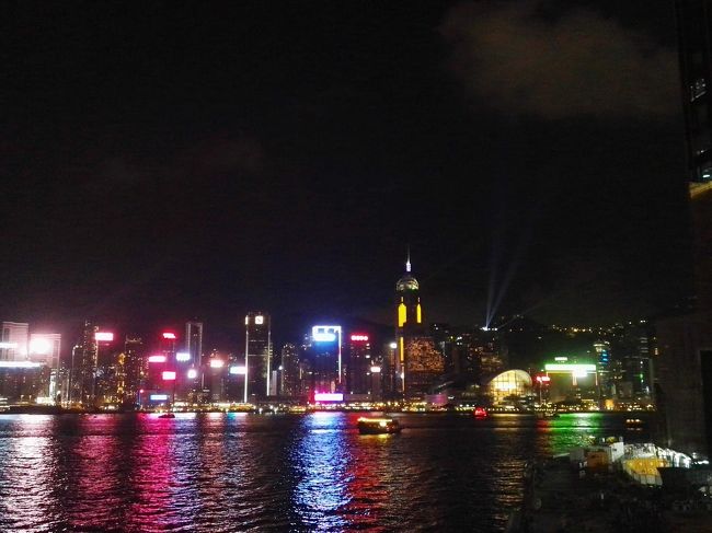 始まりました❗<br /><br /><br /><br /><br />香港の一大エンターテイメント❗<br /><br /><br /><br />その名も「シンフォニーオブライツ」✨✨✨<br /><br /><br /><br /><br /><br /><br /><br /><br /><br />んん……❓<br /><br /><br />どこがって……❓<br /><br /><br /><br />よく見て❗<br /><br />写真の右側辺りのビルから光線が出てるの見えないかしら❓<br /><br /><br /><br /><br /><br /><br /><br />ショボいですって……❓<br /><br /><br />実際ショボいですぅ🎵<br /><br /><br /><br /><br />