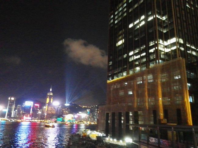 本当は「尖沙咀」(サムサーチョイ)の海岸沿いに遊歩道があって……<br /><br /><br /><br />そこから眺めればもう少し綺麗に見られるんだけどぉ……🌃🌉✨<br /><br /><br /><br /><br />あたしが訪れた時はそのプロムナードが工事中🚧で……立ち入り禁止だったもんで……😢<br /><br /><br /><br /><br /><br />ヘンテコリンな場所から鑑賞したら……写真右のビルが邪魔で邪魔で……😭<br /><br /><br />ショボショボの「シンフォニーオブライツ」しか鑑賞できませんでしたぁ……😢<br /><br /><br /><br /><br /><br /><br /><br />まぁ実際も最近の「シンフォニーオブライツ」はショボいようで……🌃🌉✨<br /><br /><br /><br /><br /><br />数年前……初香港の時に見た「シンフォニーオブライツ」はそれはそれは幻想的な光のショーだったんだけどぉ……その数年後に見た時はレーザー光線の量も少なくなってて……🌃🌉✨<br /><br /><br /><br /><br />香港も全体的に不景気なのかしらぁ……❓<br /><br /><br /><br />協賛している企業も少なくなってるようで……😓<br /><br /><br /><br />あまり期待して見に行くと少しガッカリするかもですぅ🎵<br /><br /><br /><br /><br /><br />ちなみに日本企業のビルからはレーザー光線も出てませんでしたわ……😢💧<br /><br /><br /><br /><br />