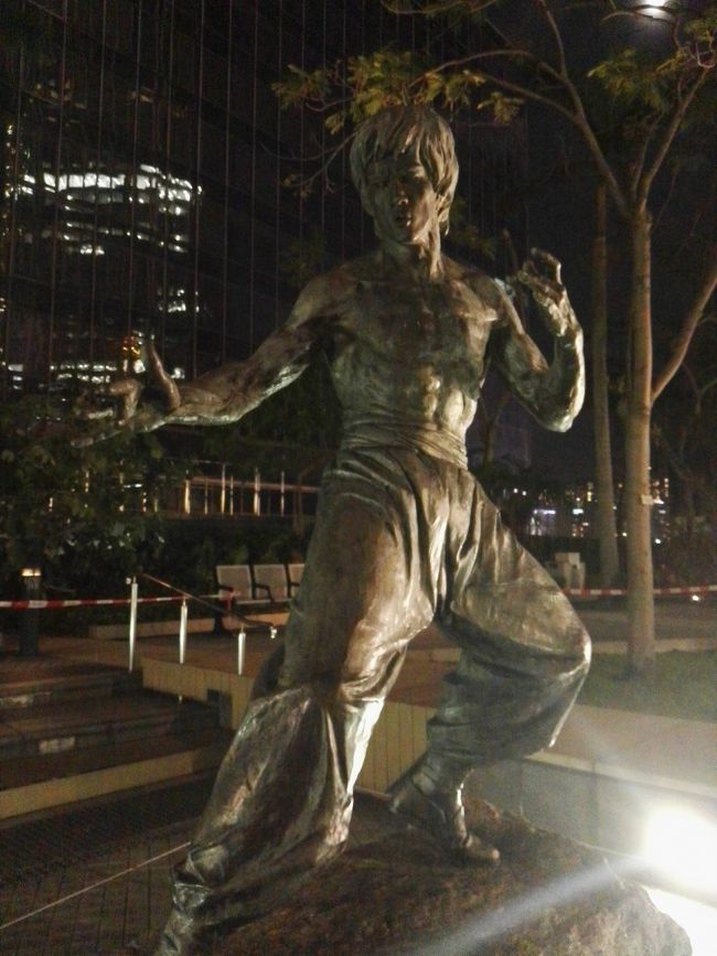 帰る道すがら……ひっそりとした公園にいらっしゃいました❗<br /><br /><br /><br /><br /><br />ブルース・リーさん💝<br /><br /><br /><br /><br /><br />以前は海沿いのプロムナードにあったのが、こちらに移転してきたようですぅ🎵<br /><br /><br /><br /><br /><br />