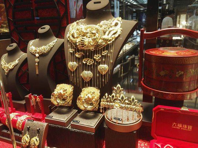 弾丸旅行でもあくせく動かないオキャマ……😅<br /><br /><br /><br /><br />「シンフォニーオブライツ✨」鑑賞の後はフラフラと夜のネイザンロードを歩きますぅ……🚶🚶🚶<br /><br /><br /><br /><br /><br />この辺りはゴールドショップも多くて、目の保養にもなりますわ🎵<br /><br /><br /><br />1度でいいからこんなゴテゴテのゴールドネックレスを身に付けて、周りから趣味の悪い変人扱いされたいわぁ～なんて思いながら……ひたすら歩く……🚶🚶🚶<br /><br /><br /><br /><br /><br /><br /><br />そうだっ❗<br /><br /><br />小腹も空いたんで香港で有名なワンタン麺のお店に行きましょう❗<br /><br /><br />前回の香港旅行で一緒に訪れたお友達が調べてくれた有名店があるのよねぇ……<br /><br /><br />場所を覚えてないけどぉ……オキャマの勘で何とか見付けるわっ❗<br /><br /><br />暇だからっ💨<br /><br /><br /><br /><br /><br /><br />