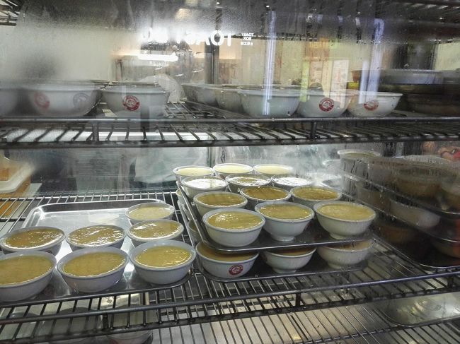 こちらのお店は、ご覧の通り「ミルクプリン」で有名なお店ですぅ🎵<br /><br /><br /><br /><br /><br /><br />店内の冷蔵庫に美味しそうなミルクプリン🍮が陳列されてますぅ😃<br /><br /><br /><br /><br />