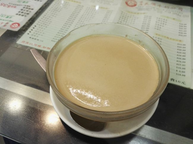 ヌホッ🎵<br /><br /><br /><br /><br />美味しそうな冷たいプリン🍮<br /><br /><br /><br /><br />頂きますよぉ～🙏<br /><br /><br /><br /><br /><br /><br /><br /><br />トゥルトゥルしてて……ほのかにコーヒーの味もして大人なプリンですぅ😃<br /><br /><br /><br />とってもオイチイわぁ～😜<br /><br /><br /><br /><br /><br /><br /><br />画像では分かりにくいけど、結構な大きさがありますよん🎵<br /><br />ビッグプッチンプリン🍮よりも少し大きめかしらぁ……<br /><br /><br /><br /><br /><br />最後の方には少し飽きてきたけどぉ……😅<br />